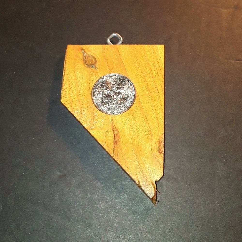 c 2006 NEVADA QUARTER STATE WOOD ORNAMENT HANGER